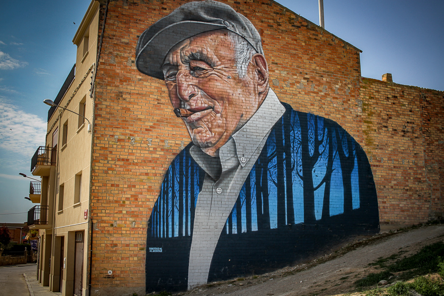 Un pueblo rural en Lleida que cubre de murales y arte cada pared (Penelles)