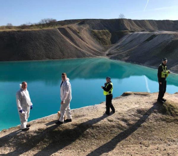 Las autoridades inglesas tiñen un lago azul para evitar que los Instagramers vayan en plena cuarentena